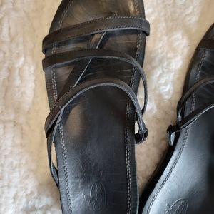 Womens balck leather Chacos